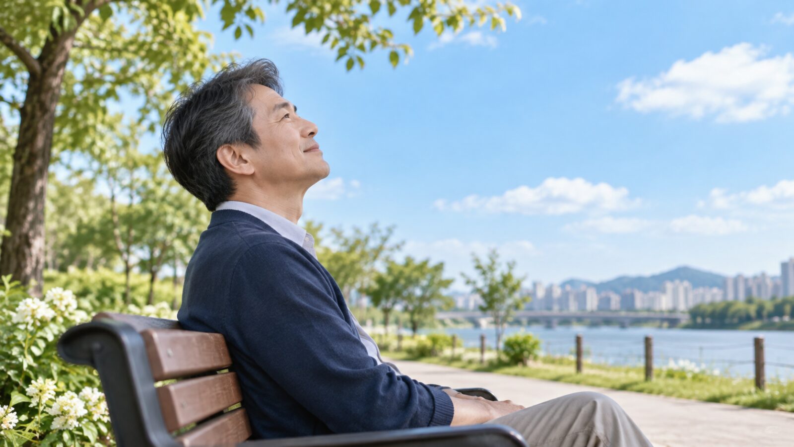공원 벤치에 앉아 하늘을 올려다보는 50대
