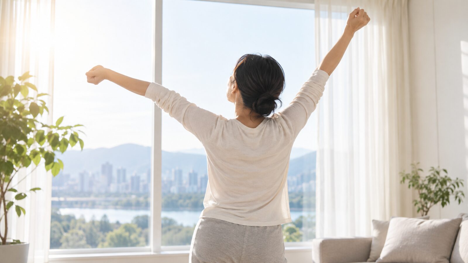 아침 거실에서 허리를 펴며 기지개를 켜는 40대